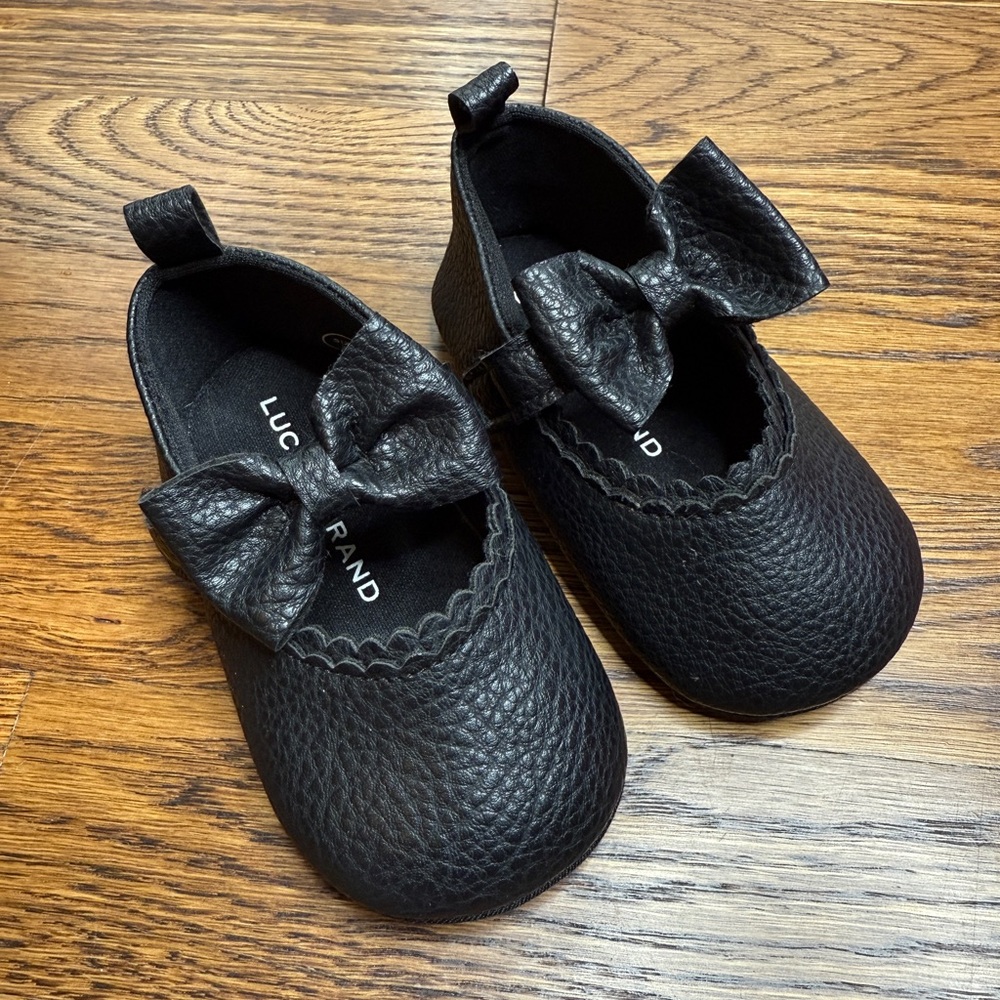 LUCKY BRAND Black “Emma” Baby Crib  Shoes with Bow Velcro Closure Sz 4 (9-12m)